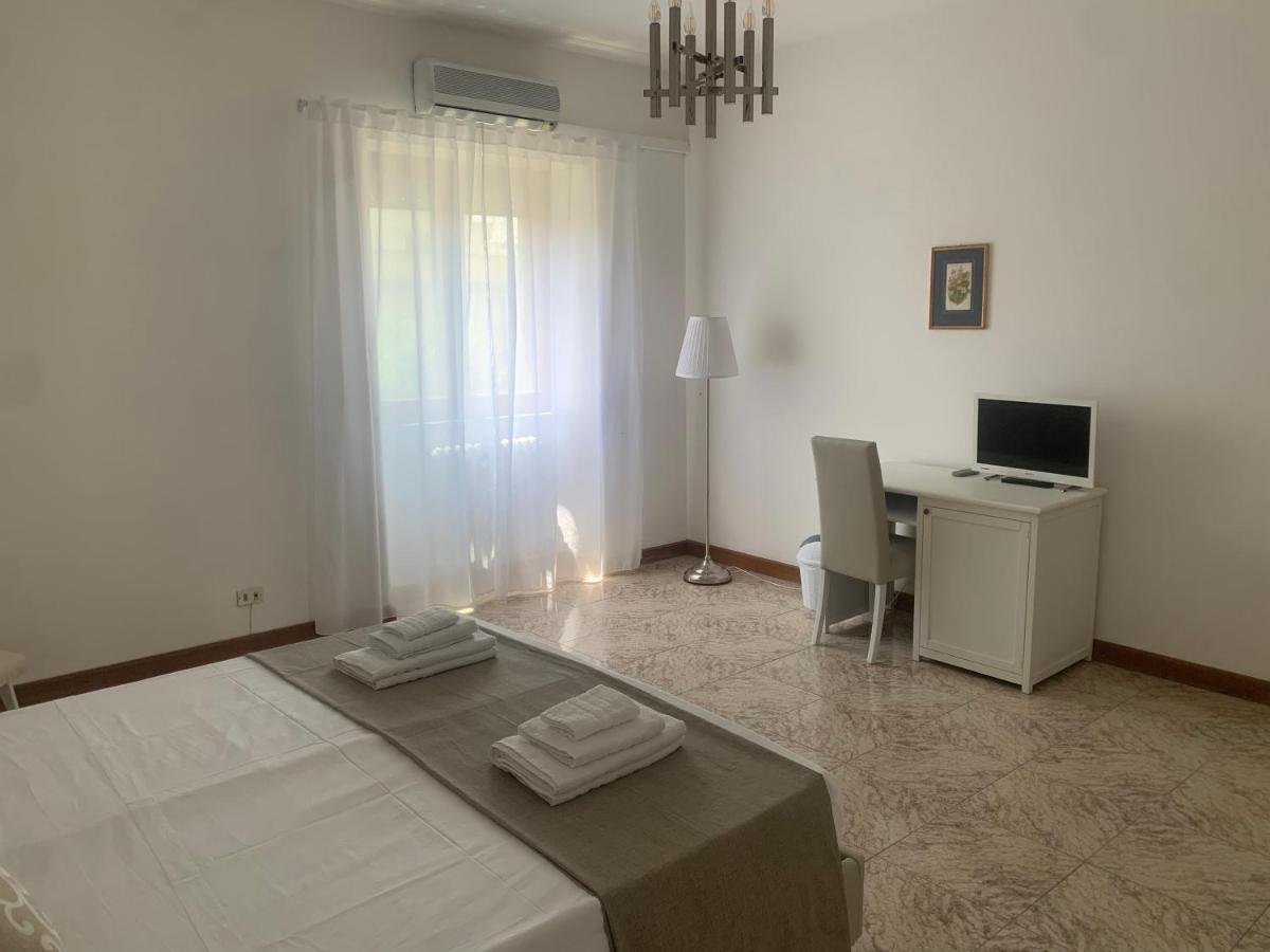 Porta Napoli Rooms เลชเช ภายนอก รูปภาพ
