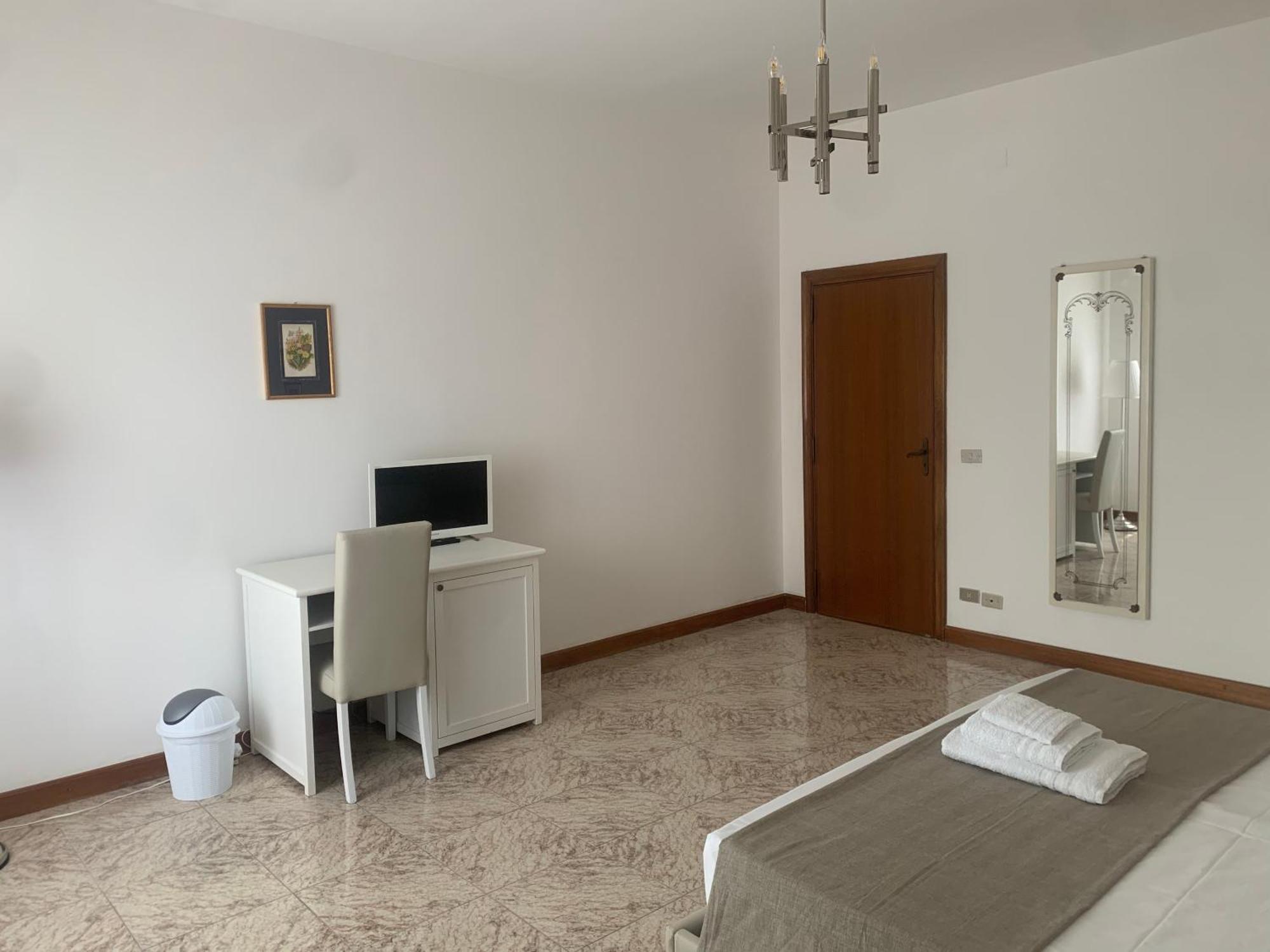 Porta Napoli Rooms เลชเช ภายนอก รูปภาพ