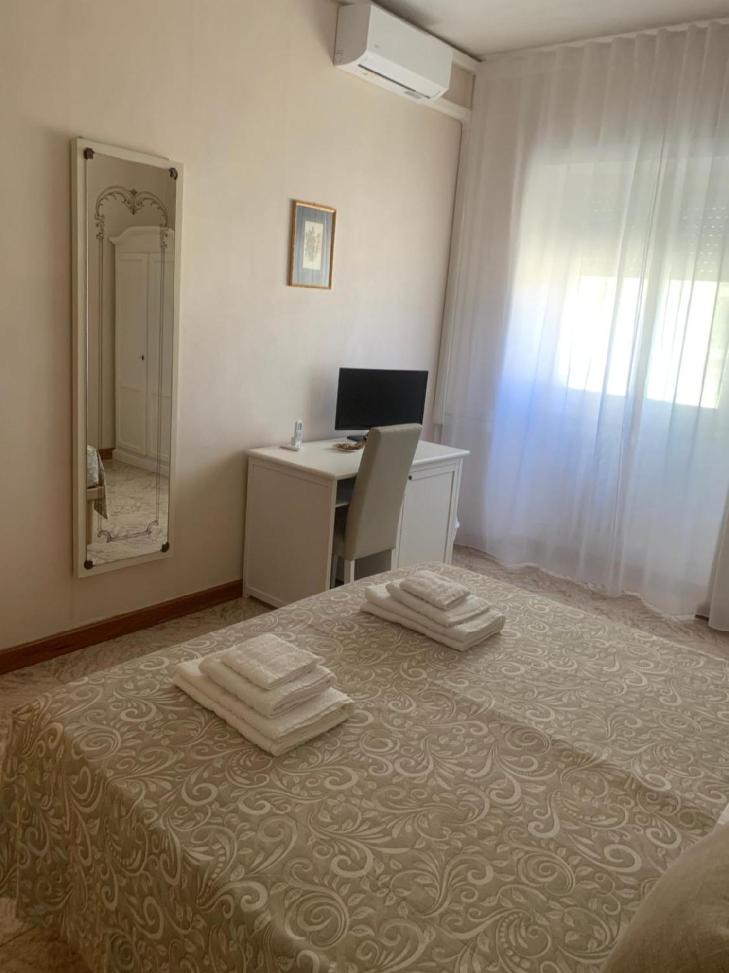 Porta Napoli Rooms เลชเช ภายนอก รูปภาพ